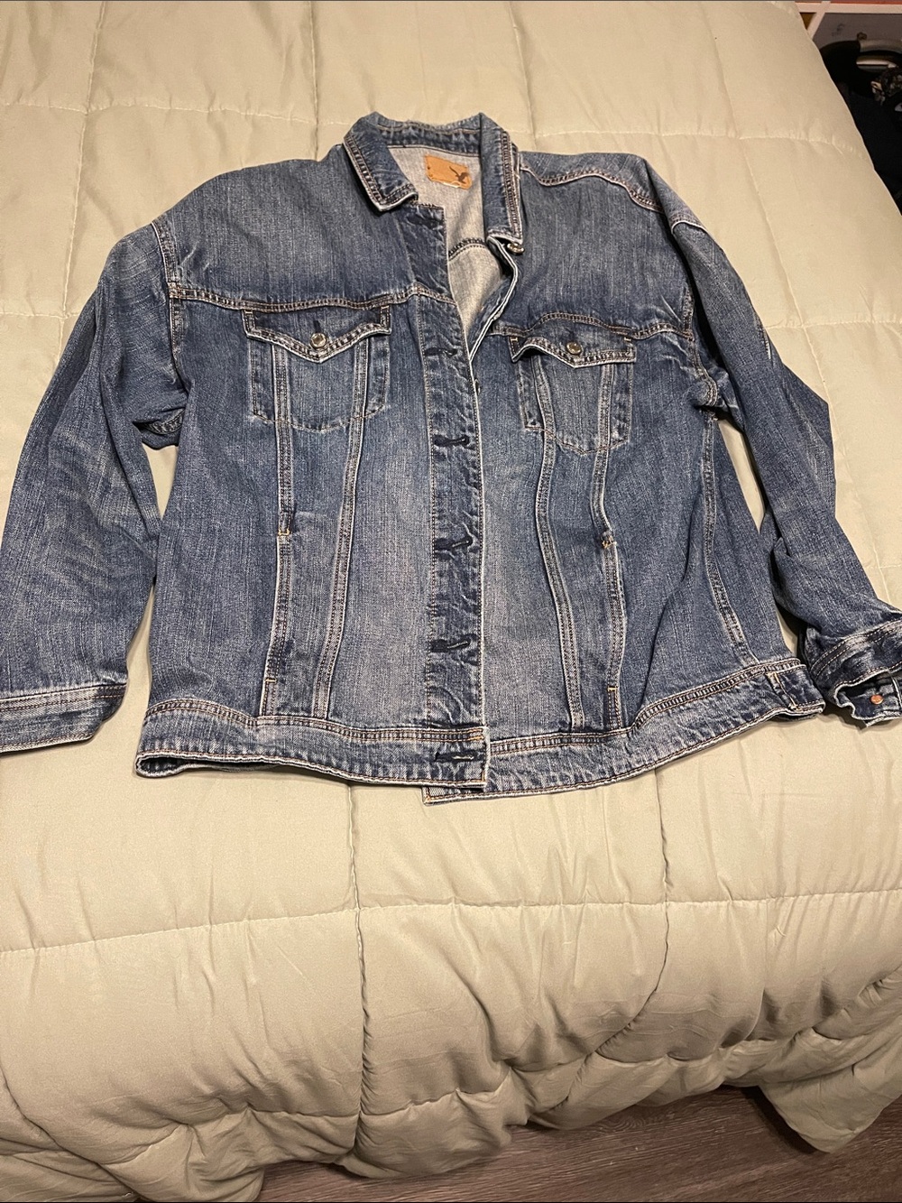 American Eagle vintage Blue Denim Jacket with Contrast Stitching. Size XL